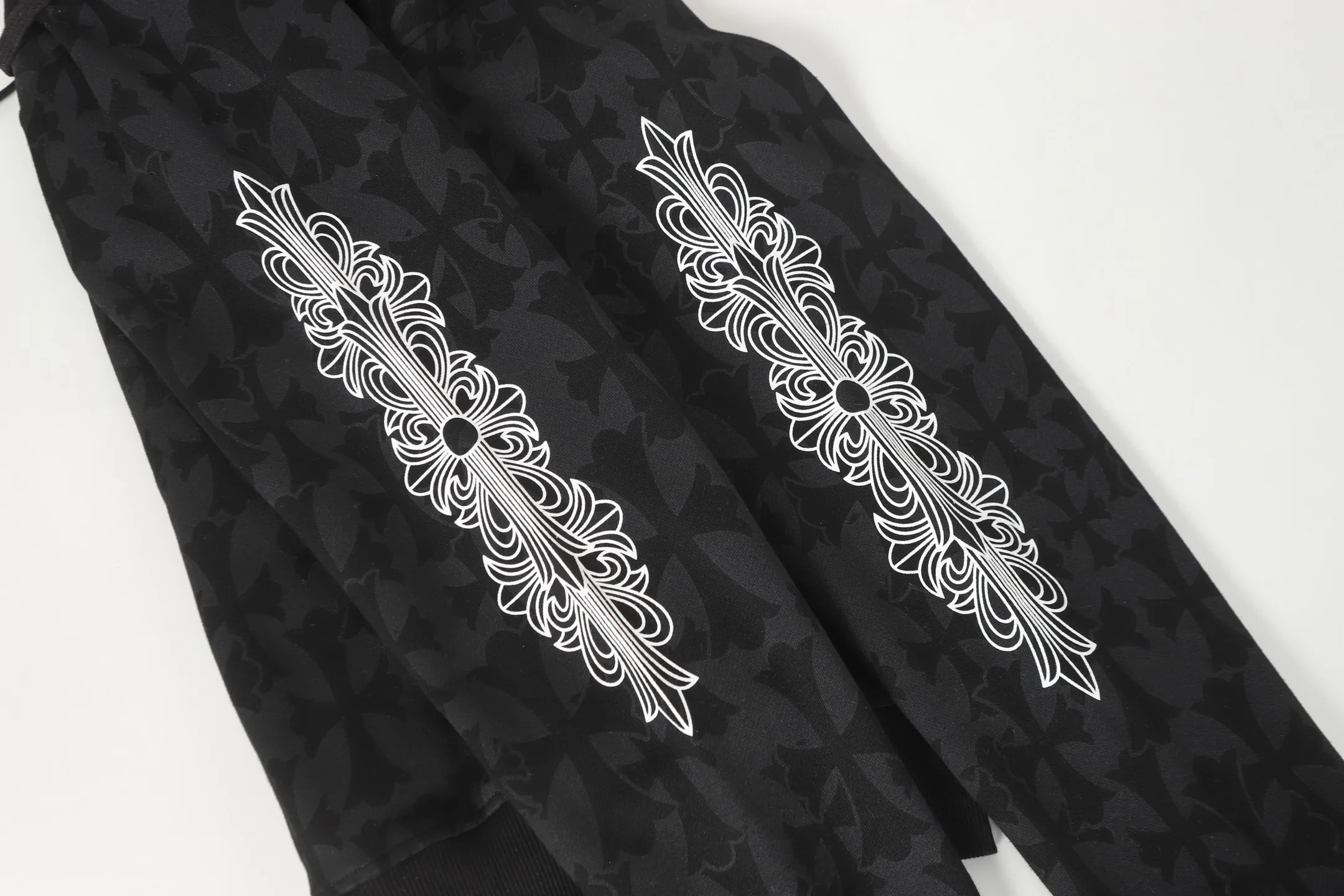 P290 Cross-border running quantity model, please do not place an order if you pursue quality - Chrome Hearts/Chrome Hearts Sanskrit dark pattern all-over printed cross ✝️ Printed zipper sweatshirt cardigan jacket - High weight, high density and high quality. The wool is soft, delicate and skin-friendly. Soft and silky to the touch. Warmth and skin-friendly. - Custom-woven and dyed with no color difference. No matter the fabric or workmanship details, it beats the ordinary version on the market - Hardware zipper accessories are all customized, full of details - Color: black -Size: S M L XL